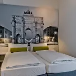 Super 8 By Wyndham Munich City North Hotell 3*