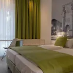 Super 8 By Wyndham Munich City North Hotell 3*