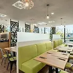 Super 8 By Wyndham Munich City North Hotell 3*