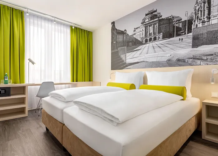 Super 8 By Wyndham North מלון