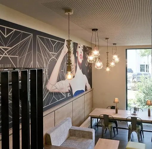 Super 8 By Wyndham North מלון 3*